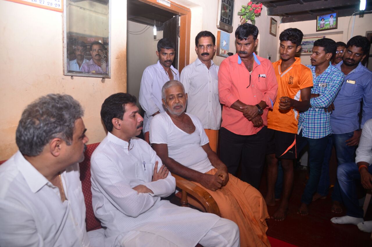 ಶರತ್ ಮನೆಗೆ ಸಂಸದ ನಳಿನ್ ಕುಮಾರ್ ಭೇಟಿ